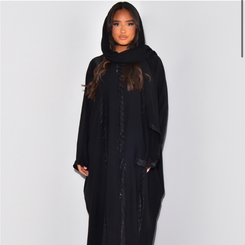 ABAYA FITTED AT THE WAIST WITH RHINESTONES & MATCHING SCARF - JEANS INDUSTRY